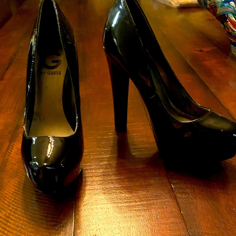 G by Guess patent leather black pumps
